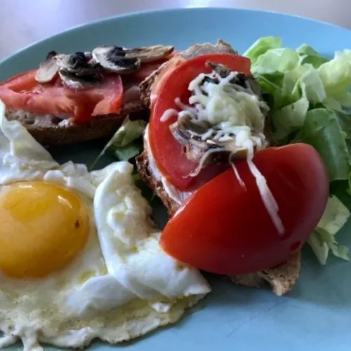 Bruschetta au bacon, tomates et champignons accompagné d’un oeuf