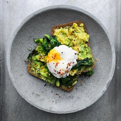 Toasts d’avocats à l’oeuf poché