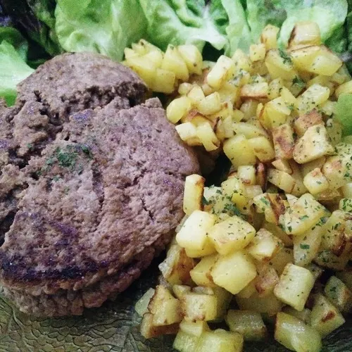 Pommes de terre rissolées et steak haché frais