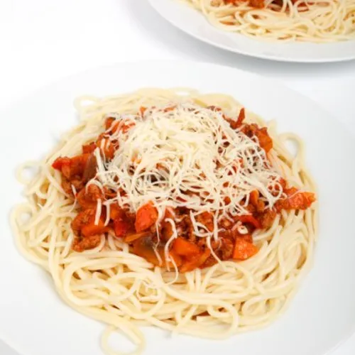Spaghetti à la sauce bolognaise aux légumes frais