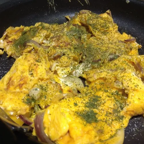 Omelette persillée aux oignons