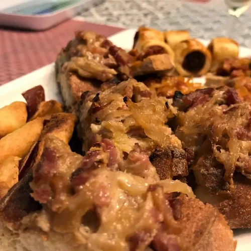 Assortiment petits fours et baguette flammekueche