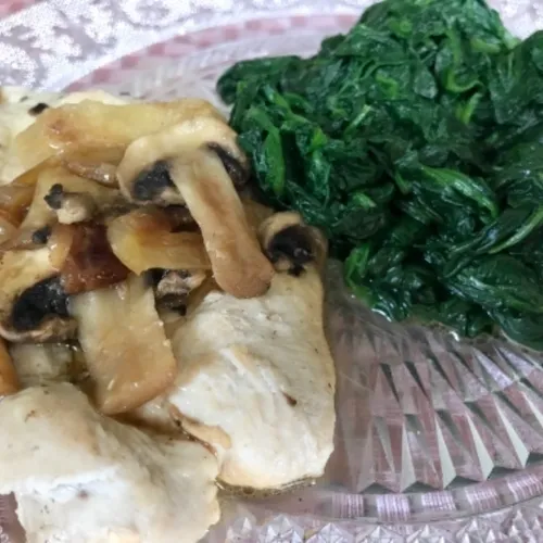 Épinards accompagnés d'un filet de dinde aux champignons