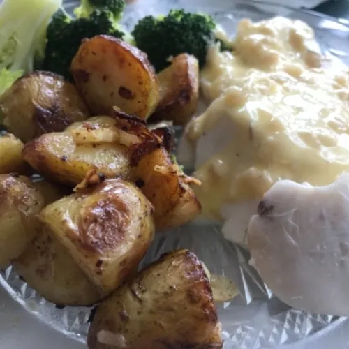 Sandre frais au beurre blanc, accompagné de pommes de terre et brocolis