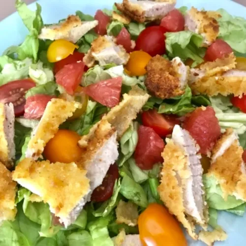 Salade de crudités et poulet pané