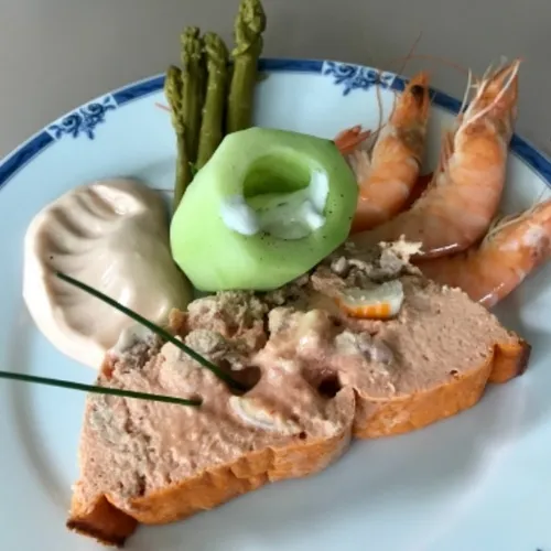 Terrine de poisson avec sauce cocktail
