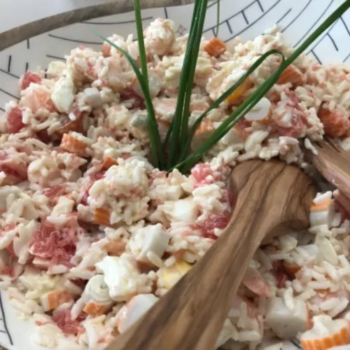 Salade de riz fraîche accompagné de pamplemousse, de crevettes et de surimi