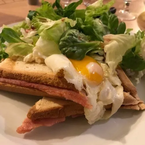 Croque monsieur accompagné de son oeuf
