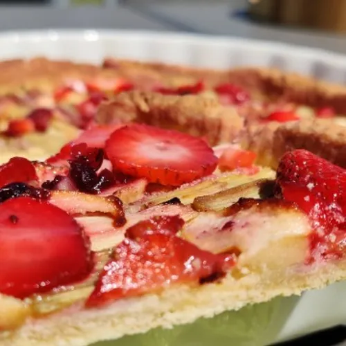 Tarte aux fraises et à la rhubarbe sans crème
