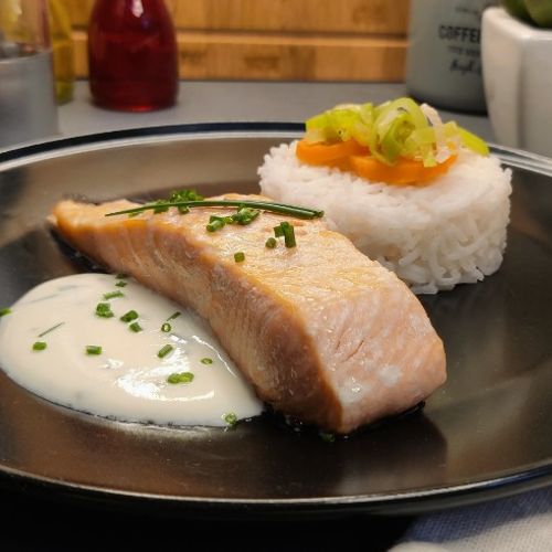 Pavé de saumon avec se sauce à la crème fraiche ciboulette et son riz basmati