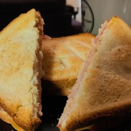 Croque-monsieur au cheddar