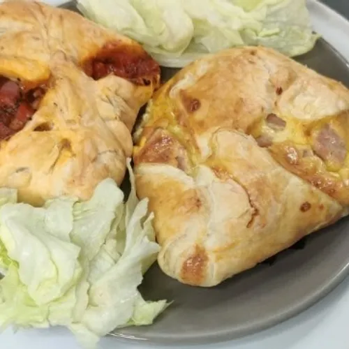 Feuilletés au fromage et à la sauce tomate