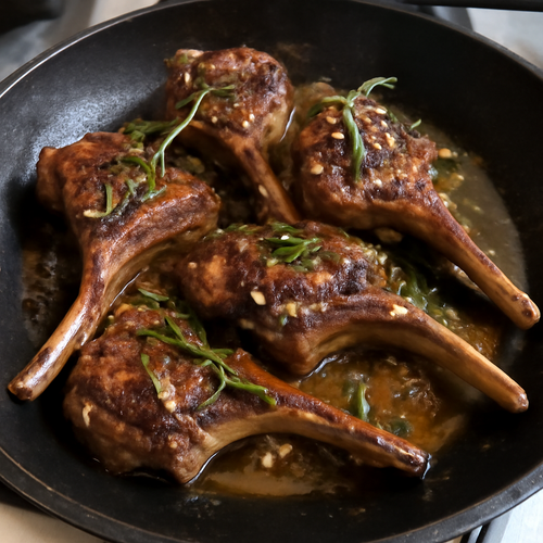 Côtelettes d'agneau chiliennes rôties à l'ail et romarin