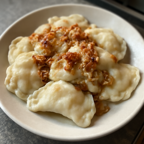 Varenyky aux pommes de terre et oignons caramélisés