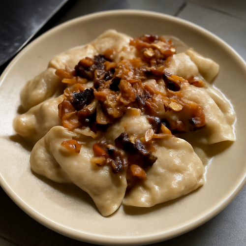 Varenyky aux champignons sauvages et oignons caramélisés