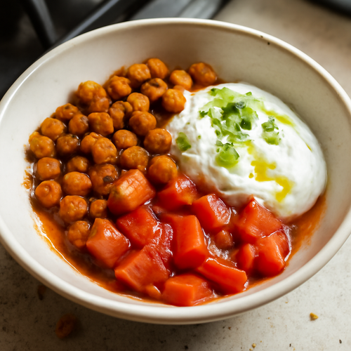 Bowl frais méditerranéen au yaourt et tomate