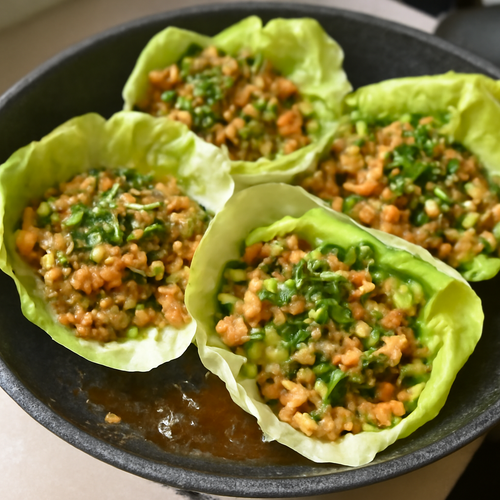 Paniers de Laitue au Poulet Épicé du Nord de la Thaïlande
